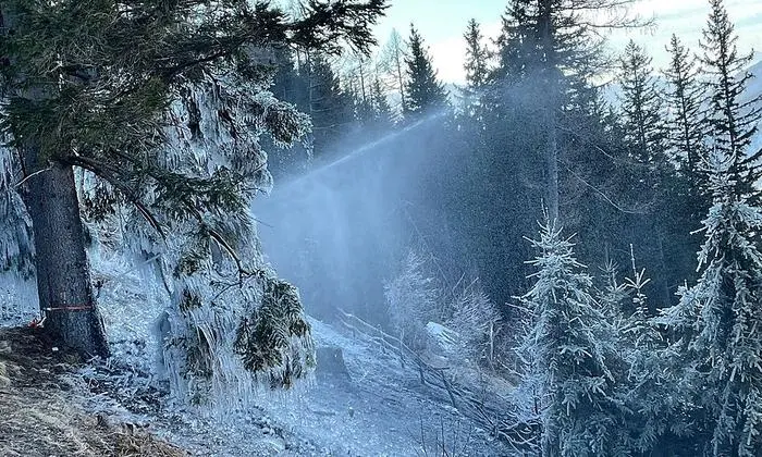 Mithilfe der Sprinkleranlage soll ein Aufflackern des Feuers verhindert werden