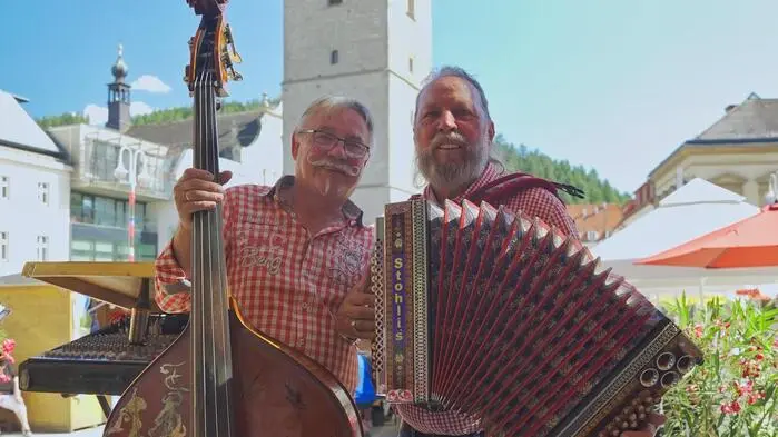 Ein Tag voller Nostalgie erlebten Gäste am Wochenende auf dem Judenburger Hauptplatz: Während bei der traditionellen Puchparade historisches Blech in der Sonne glänzte, sorgten die legendären „Stohlis“ mit ihrem Abschiedskonzert für einen emotionalen Ausklang.