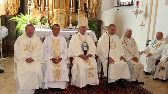 Mehrere Pfarrer nahmen am Festgottesdienst teil.