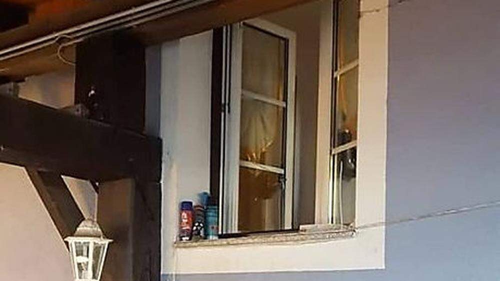 Die Einbrecher kamen durch ein eingeschlagenes Fenster in das Haus in Leoben-Leitendorf