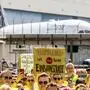 Kundgebung am „Hangar One“: Die Unabhängige Flugbegleiter Organisation (UFO) hat das Kabinenpersonal zu einem weiteren, diesmal zweitägigen Streik, aufgerufen. Zeitgleich ging der Festakt „100 Jahre Lufthansa“ mit dem deutschen Bundeskanzler Friedrich Merz und der Führungsspitze um Vorstandschef Carsten Spohr über die Bühne 