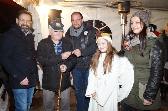 Stolzer Gewinner des Ford Fiesta ist Peter Ebner. Beim diesjährigen Weihnachtsgewinnspiel gewann er den Hauptpreis. Im Bild von links: Günther Steinbauer, Peter Ebner, Hans Penker, Lara Richtig und Maria Rindlisbacher.