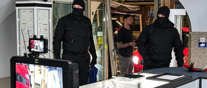 Zu sehen sind Filmarbeiten, zwei Männer sind vermummt und sollen die Einbrecher darstellen