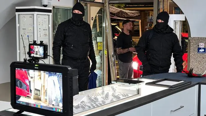 Zu sehen sind Filmarbeiten, zwei Männer sind vermummt und sollen die Einbrecher darstellen