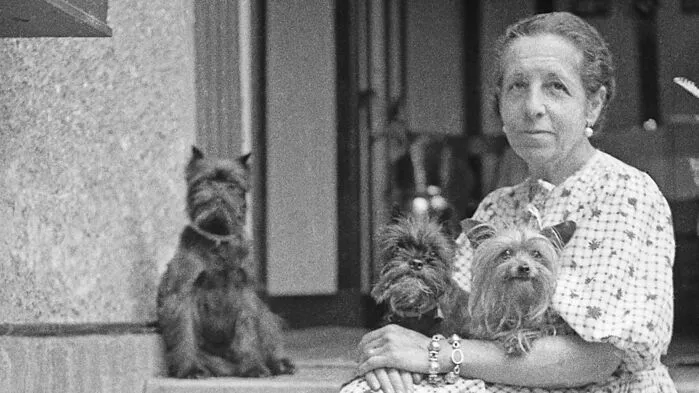 Madame d'Ora mit ihren Hunden in Frohnleiten