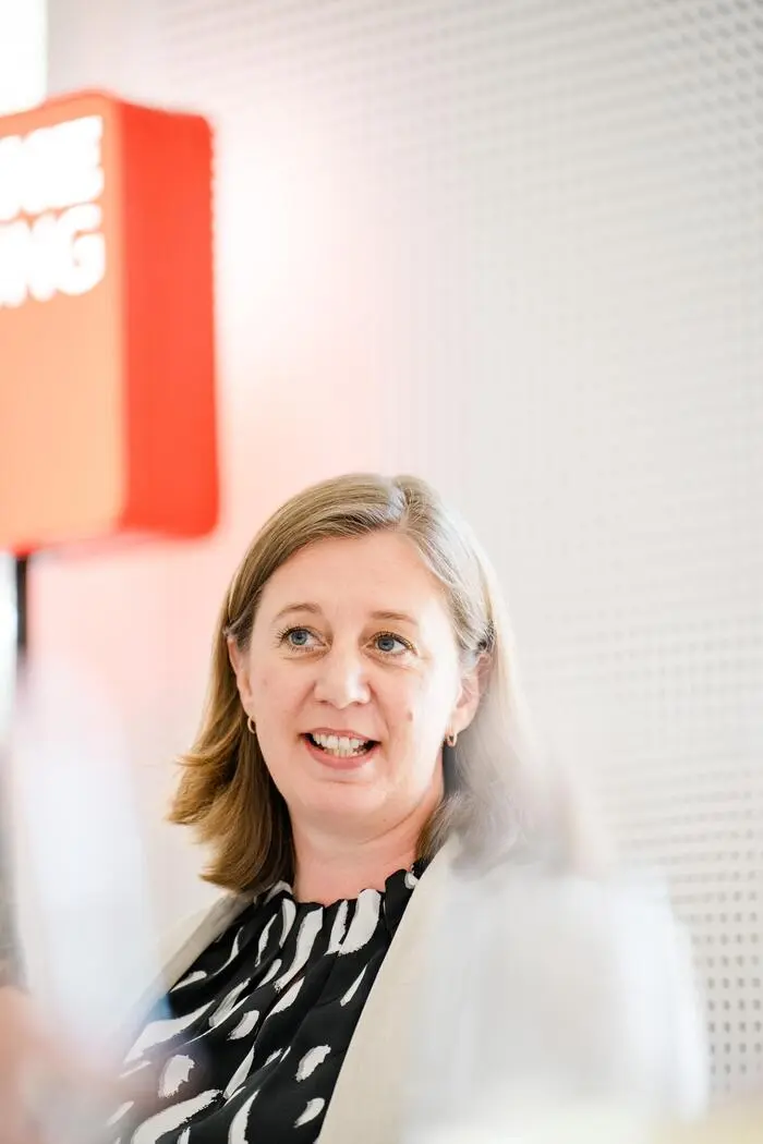 Finanzstaatssekretärin Barbara Eibinger-Miedl (ÖVP) war kurz zu Gast, ehe sie zur Finalrunde der Budgetverhandlungen zurückkehrte. 