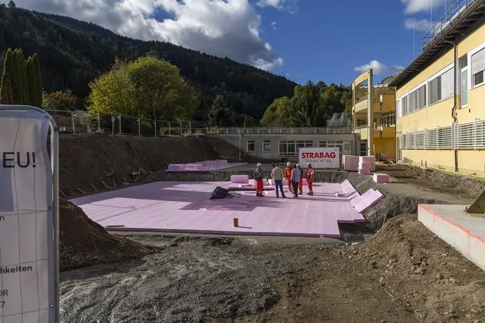 (c) 2025 - Spatenstich für den Neubau des OP-Bereichs des Deutschordens-Krankenhauses in Friesach - Bild zeigt: die Baustelle des OP-Neubaus des Deutschordens-Krankenhaus Friesach.