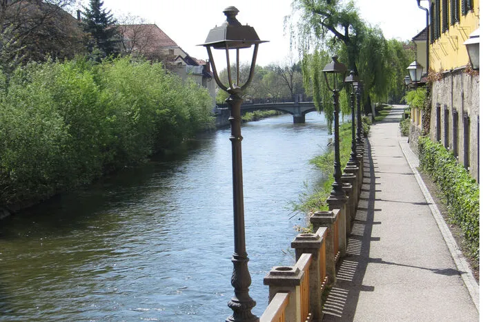 Der Gassersteig zwischen der Fleisch- und der Radlstegbrücke in Wolfsberg verläuft entlang der Lavant. Familien mit kleinen Kindern tummeln sich dort gerne, um die Enten zu beobachten.