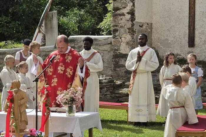Den Auftakt bildete der gemeinsame Einzug vom Gemeindeamt zum Pfarrgarten. Dort feierten Pfarrer Ciprian Sascau sowie zwei Diakone gemeinsam mit der Pfarrgemeinde und zahlreichen Gästen einen Festgottesdienst