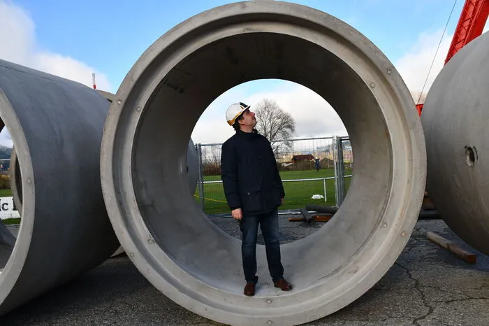 Der Innendurchmesser des Betonrohrs hat 2,5 Meter. Der Außendurchmesser beträgt drei Meter.