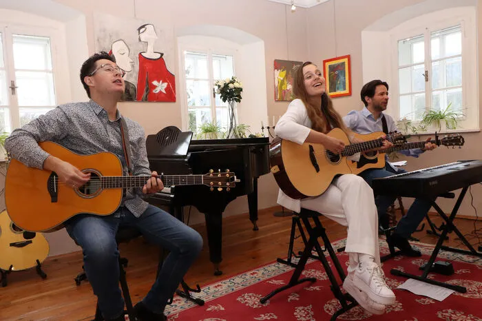 Begleitet wurde Sie von ihrem Schwager Markus Knoll (Gitarre) und ihrem Ehemann Christian Knoll (Gitarre &amp; Keyboard).  