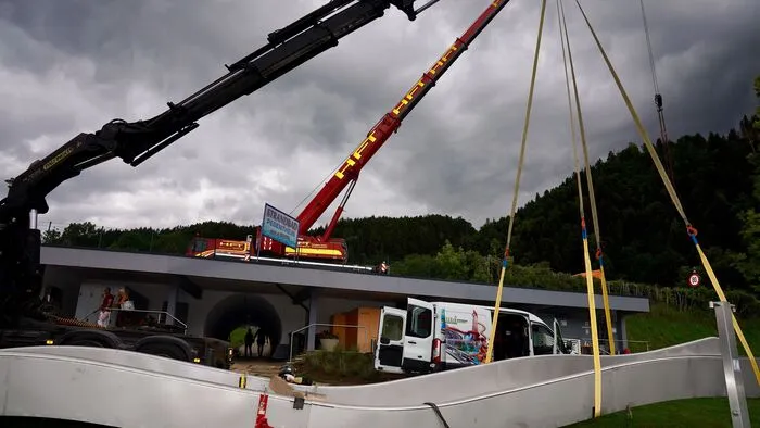 Nun wurde in Pesenthein eine Attraktion, die es sonst in Kärnten nirgends gibt, montiert: eine Breitwellenrutsche aus Nirostastahl. Die 17 Meter lange und knapp 5 Tonnen schwere Rutsche wurde aus Fulda angeliefert.