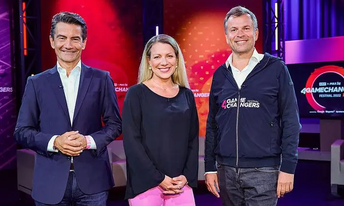 RF-Generaldirektor Roland Weißmann, 4Gamechangers Co-Founderin Nina Kaiser und Markus Breitenecker (CEO ProSiebenSat.1, Puls 4-Österreich)
