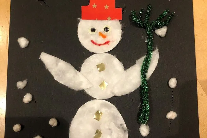 Elias Resch aus Hermagor hat seinen ersten Schneemann schon „gebaut“ – wenn auch nur auf dem Papier. Der Siebenjährige freut sich aber schon riesig auf den ersten Schnee damit er selbigen mit seinem Papa in echt nachbauen kann.