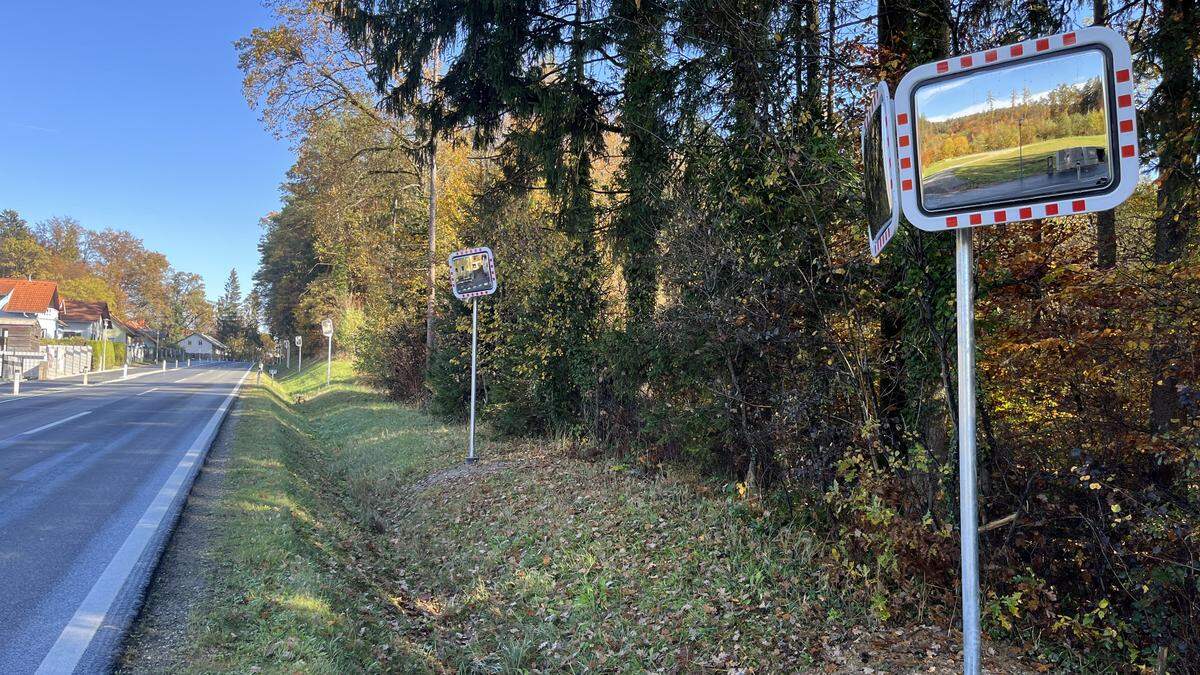 Auf einer Strecke von nur wenigen hundert Metern finden sich insgesamt 17 Verkehrsspiegel