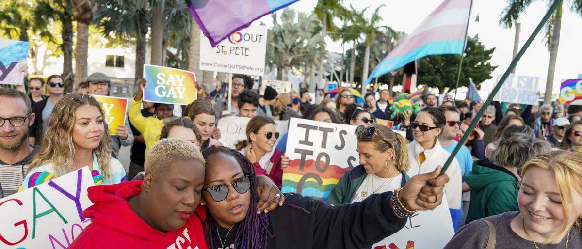 In Florida demonstrieren Menschen gegen das &quot;Don't Say Gay&quot;-Gesetz der republikanischen Regierung