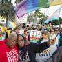In Florida demonstrieren Menschen gegen das &quot;Don't Say Gay&quot;-Gesetz der republikanischen Regierung