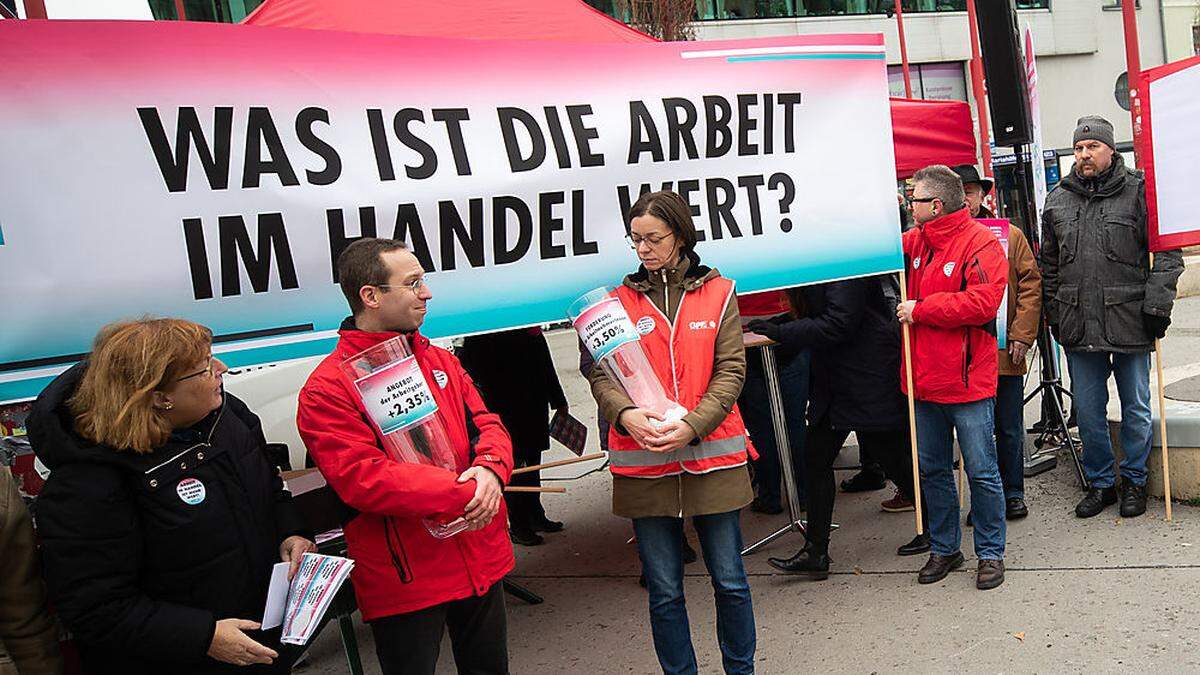 Protestaktionen von Gewerkschaftern vor Einkaufszentren