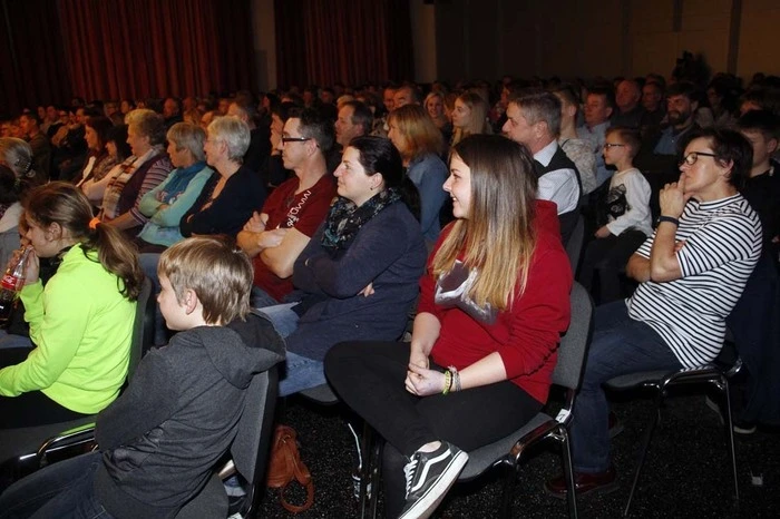 In der ausverkauften Kulturhalle Großsteinbach startete eine große Theaterpremiere.