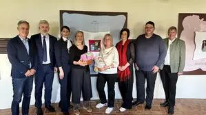 (v.l.) Aljaž Arih (Leiter SKICA Wien), Marko Štucin (Botschafter der Republik Slowenien in Wien), Melanie Franke (Direktorin Rogner Bad Blumau), 2 Klöpplerinnen der Klöppelschule Idrija, Maja Svetlik (Klöppelschule Idrija), Tomaž Vencelj (Bürgermeister Idrija) und Manfred Schaffer (Bürgermeister Bad Blumau) 