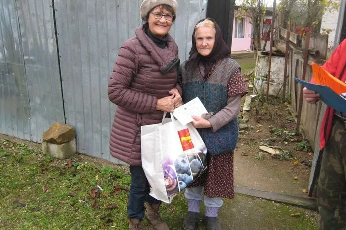 Humanitas-Schriftführerin Renate Leiss übergibt ein Weihnachstpaket einer bedürftigen Pensionistin.
