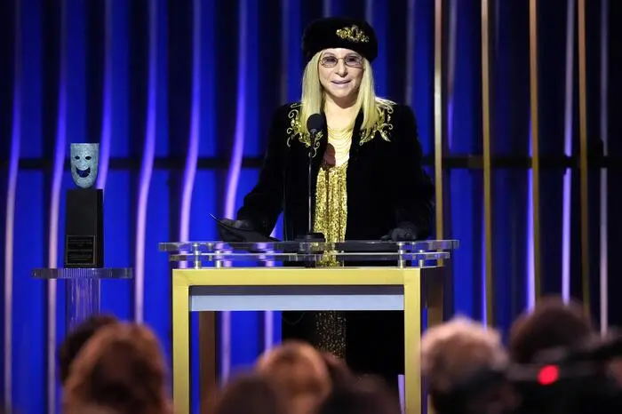 Mit Standing Ovations wurde Sängerin, Schauspielerin und Regisseurin Barbra Streisand stürmisch gefeiert. Die 81-Jährige erhielt den Ehrenpreis für ihr Lebenswerk - Jennifer Aniston und Bradley Cooper würdigten den Star.