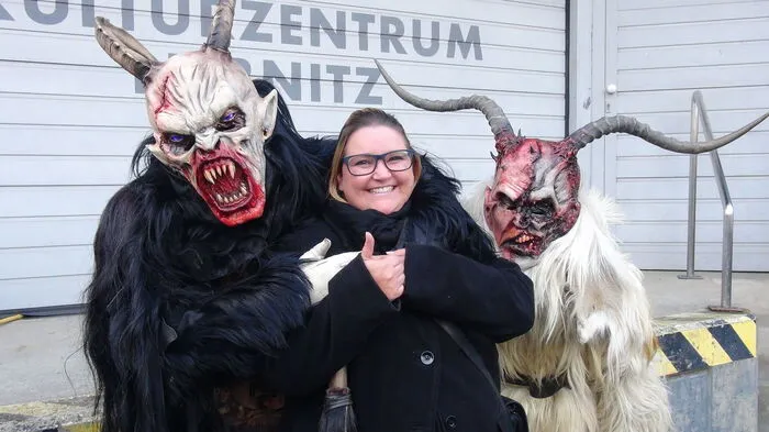 Fotos vom Perchtenlauf am Leibnitzer Hauptplatz (im Bild die Veranstalterin Tina Muchitsch) zum Durchklicken...