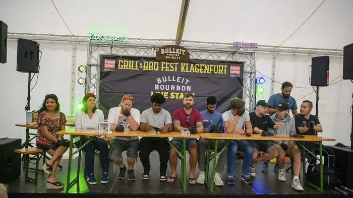 Der Veranstalter des "Grill &amp; BBQ Fest Kärnten 2023" am Neuen Platz in Klagenfurt, Marcus Mitzner, begrüßte beim Schärfecontest am Donnerstag zehn Teilnehmer.