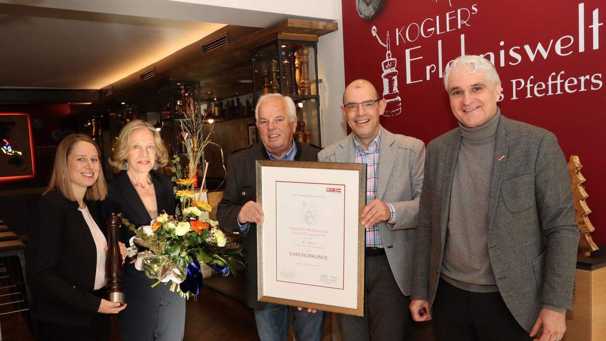 WK-Bezirksstellenleiter Klaus Kert (rechts) gratulierte Sigrid, Louise, Karl und Karl Kogler junior zum 40-jährigen Bestehen