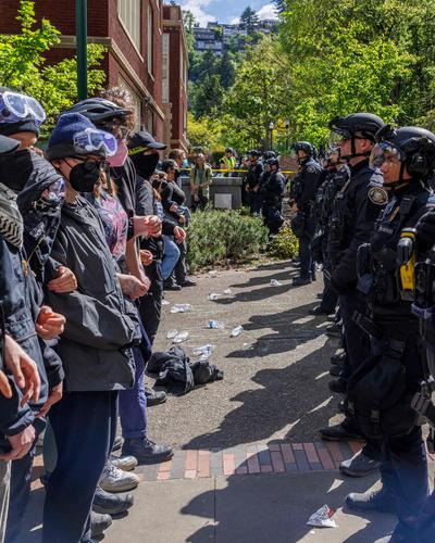 Pro-palästinensische Demonstranten gegen die Polizei an der Universität Portland, USA | Aug in Aug: Pro-palästinensische Demonstranten gegen die Polizei an der Universität Portland, USA
