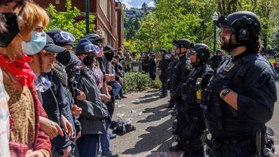 Pro-palästinensische Demonstranten gegen die Polizei an der Universität Portland, USA | Aug in Aug: Pro-palästinensische Demonstranten gegen die Polizei an der Universität Portland, USA