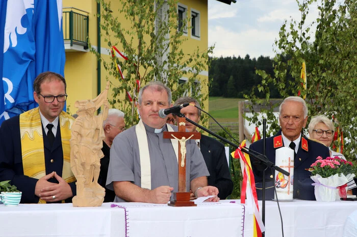Die Segnung des neuen Tanklösch Fahrzeuges TLFA 2000 nahmen der Feuerwehrpfarrer Ulrich Kogler und der Pfarrer von Radsberg Marjan Plohl durch. 