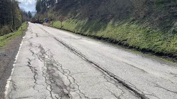 Die Straße ist in einem schlechten Zustand