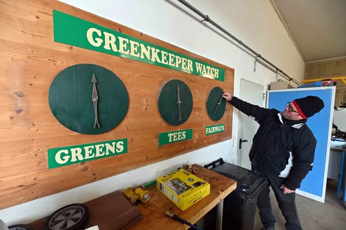 Josef Hartleb hat die Greenkeeper-Uhr erfunden. Sie zeigt dem Team an, von welcher Seite aus die verschiedenen Rasen heute angefahren werden.