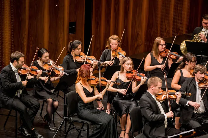 Das Euro Symphony SFK begeisterte unter der Leitung ovn Roberto Zarpellon gemeinsam mit der charismatischen Pianistin Dianne Baar.