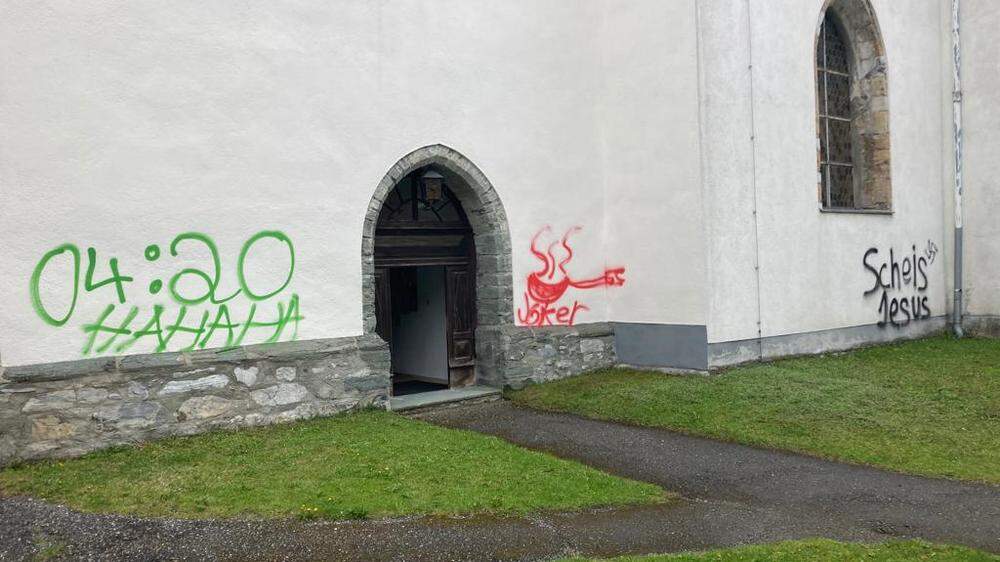 Die Pfarrkirche in Kalwang wurde in der Nacht auf Freitag von unbekannten durch Graffitis schwer beschädigt