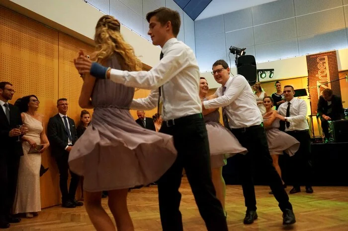 Für die musikalische Unterhaltung im Ballsaal sorgte die Live-Band „Van Zirben“, während in der Kellerdisco „Soundsociety“ den Jugendlichen einheizte.