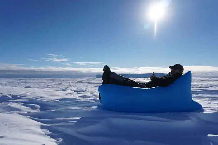 Thomas Sterbenz relaxt in der antarktischen Sonne