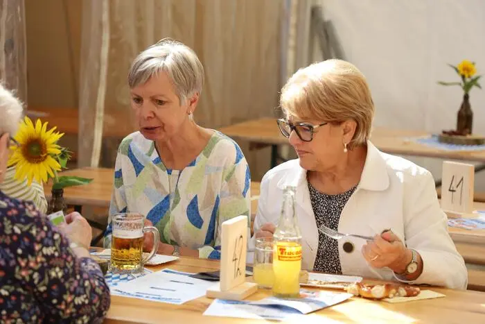 Hunderte Besucher aus der gesamten Südoststeiermark nützten die Gelegenheit eine gute Wiesnjause zu konsumieren und ein frisch angeschlagenes Bier zu trinken.
