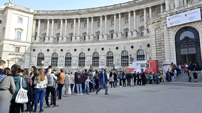 Lange Warteschlangen bildeten sich am Nationalfeiertag vor der Hofburg - vor allem vor der erstmals ausgestellten Ostarrichi-Urkunde.