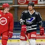 Detroits Marco Kasper mit Lausanne-Stürmer und Ex-NHL-Crack Michael Raffl