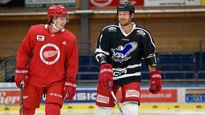 Detroits Marco Kasper mit Lausanne-Stürmer und Ex-NHL-Crack Michael Raffl