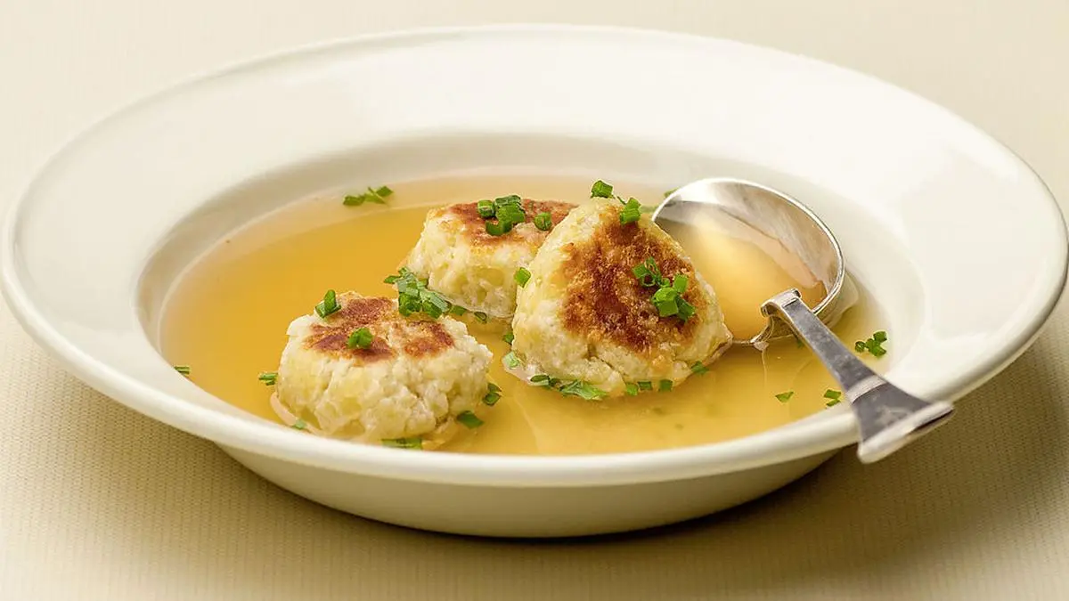 Kaspressknödelsuppe schmeckt als Hauptspeise auch zum Salat