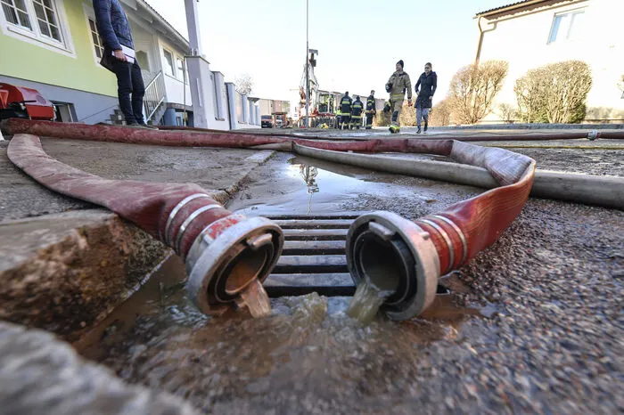 Überall Wasser auf der Straße und in den Kellern.
