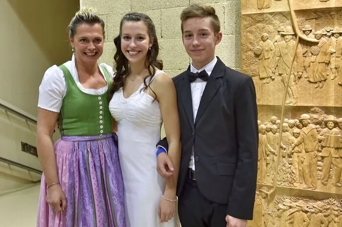 Mit einer von der Tanzschule Wolfgang Nicoletti choreografierten Polonaise eröffneten die Tanzpaare den festlichen Abend