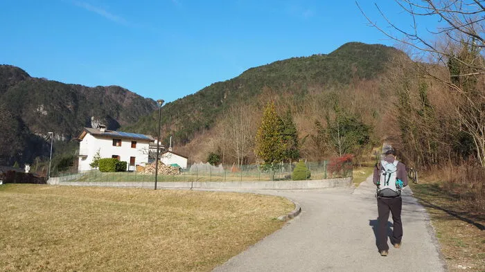 Der Monticello ist 1362 Meter hoch und liegt nördlich des kleinen Ortes Moggio Udinese, das man über die A23 erreicht. Geparkt wird im Ortsteil Travasàns, entweder am Brunnen oder bei der Abtei.