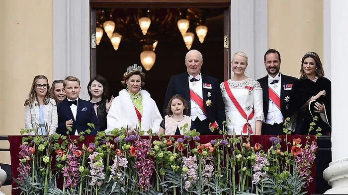 Isadora Behn, Prinzessin Ingrid Alexandra, Prinz Sverre Magnus, Maud Angelica Behn, Königin Sonja, Emma Tallulah Behn, König Harald, Kronprinzessin Mette-Marit, Kronprinz Håkon und Prinzessin Martha 