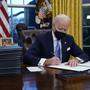 Joe Biden hat im Oval Office begonnen Erlässe zu unterzeichnen 