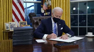 Joe Biden hat im Oval Office begonnen Erlässe zu unterzeichnen 