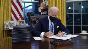 Joe Biden hat im Oval Office begonnen Erlässe zu unterzeichnen 